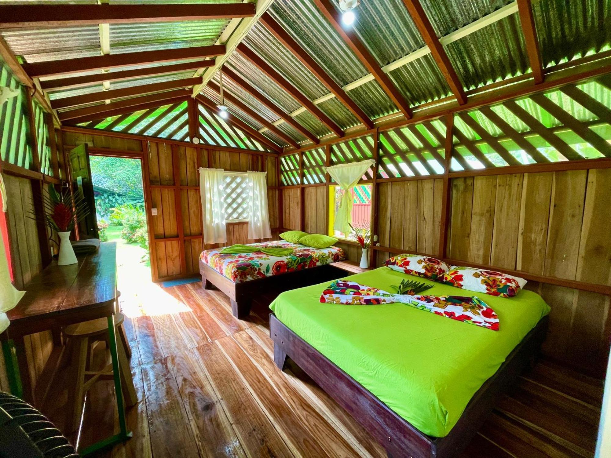 Alouatta Lodge And Canopy Cahuita Exterior photo