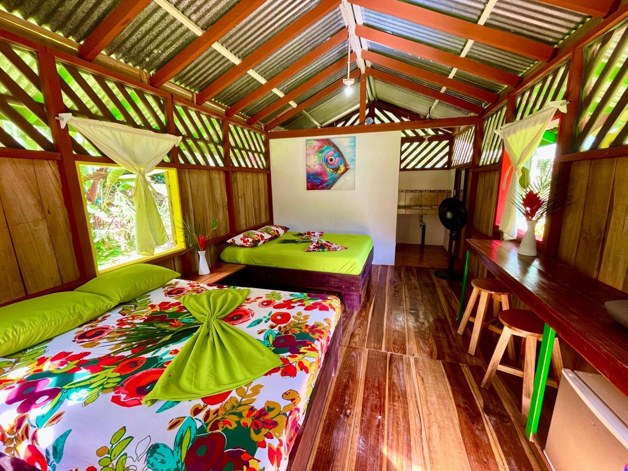 Alouatta Lodge And Canopy Cahuita Exterior photo