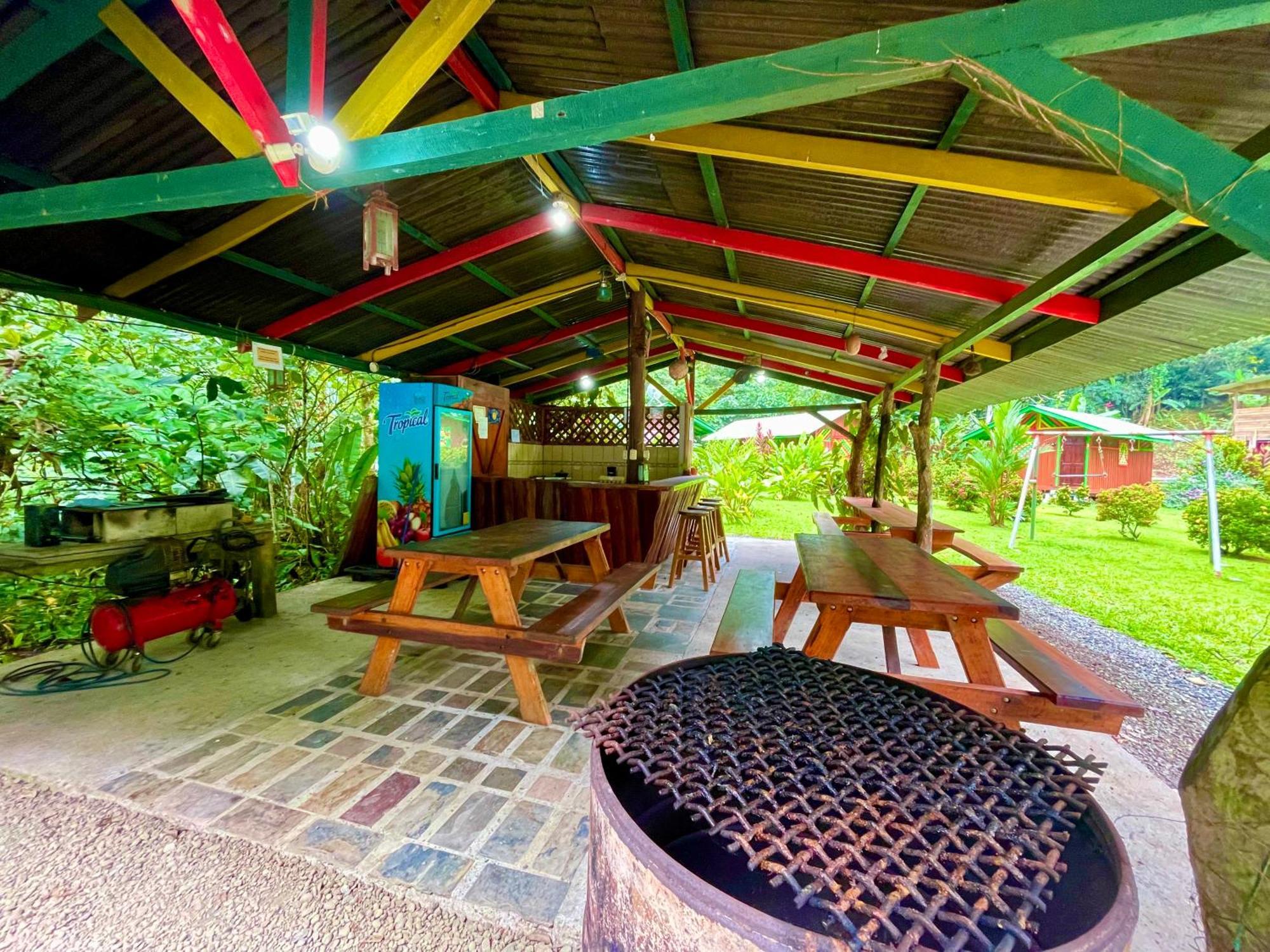 Alouatta Lodge And Canopy Cahuita Exterior photo