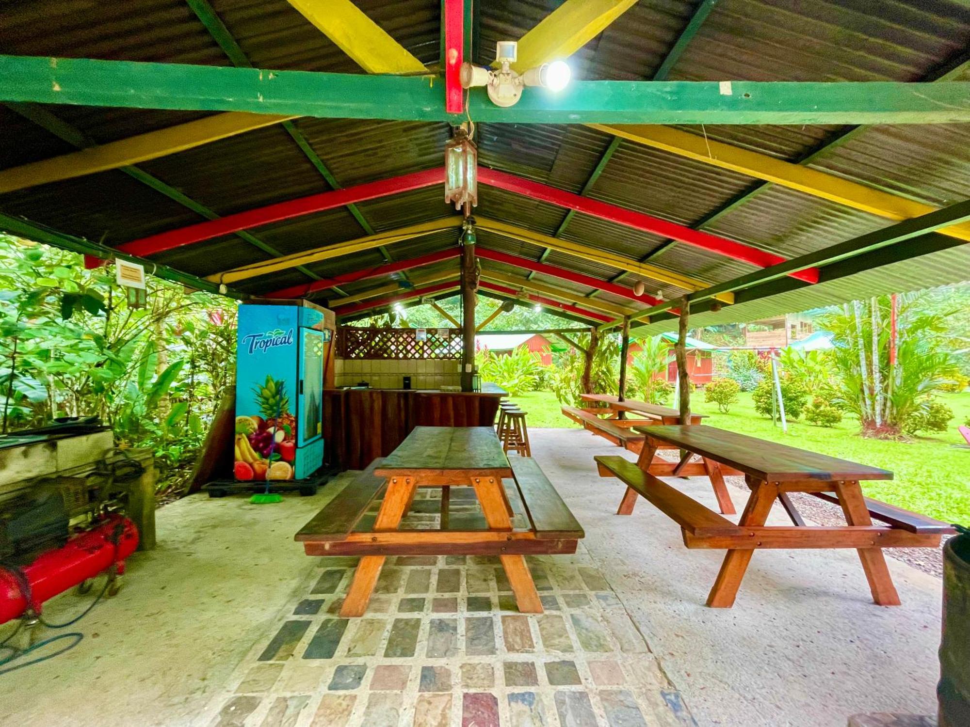 Alouatta Lodge And Canopy Cahuita Exterior photo