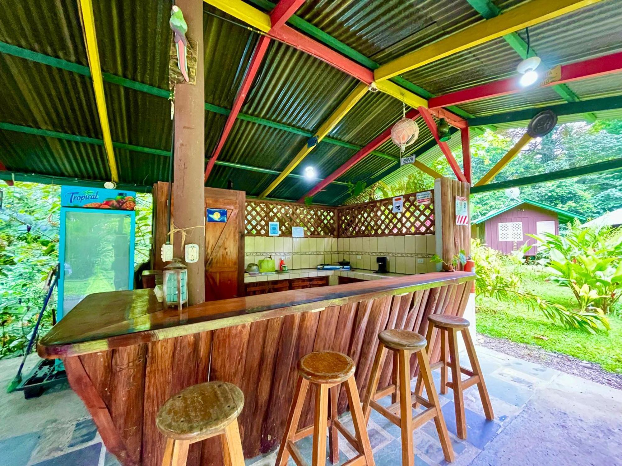 Alouatta Lodge And Canopy Cahuita Exterior photo