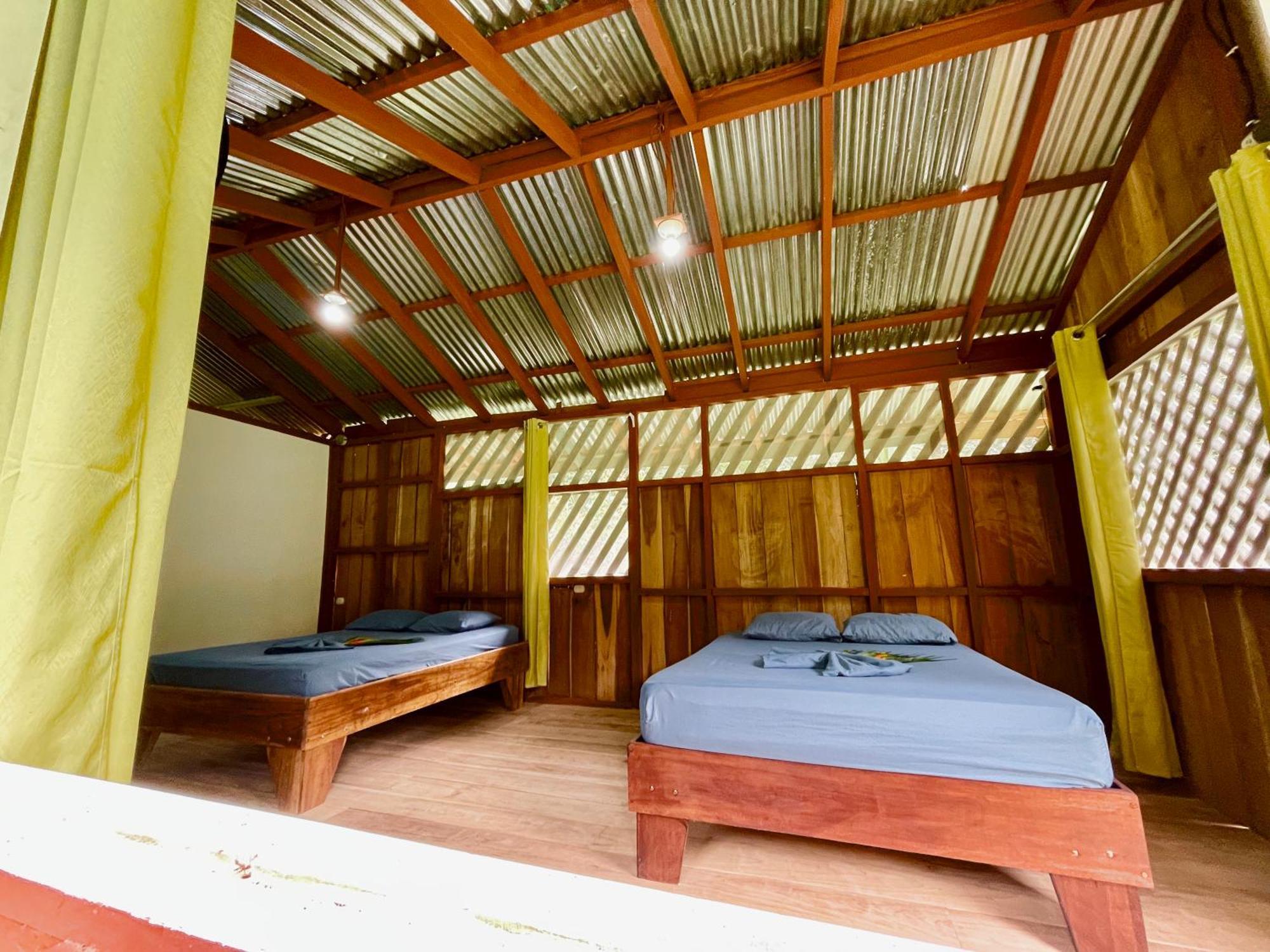 Alouatta Lodge And Canopy Cahuita Exterior photo