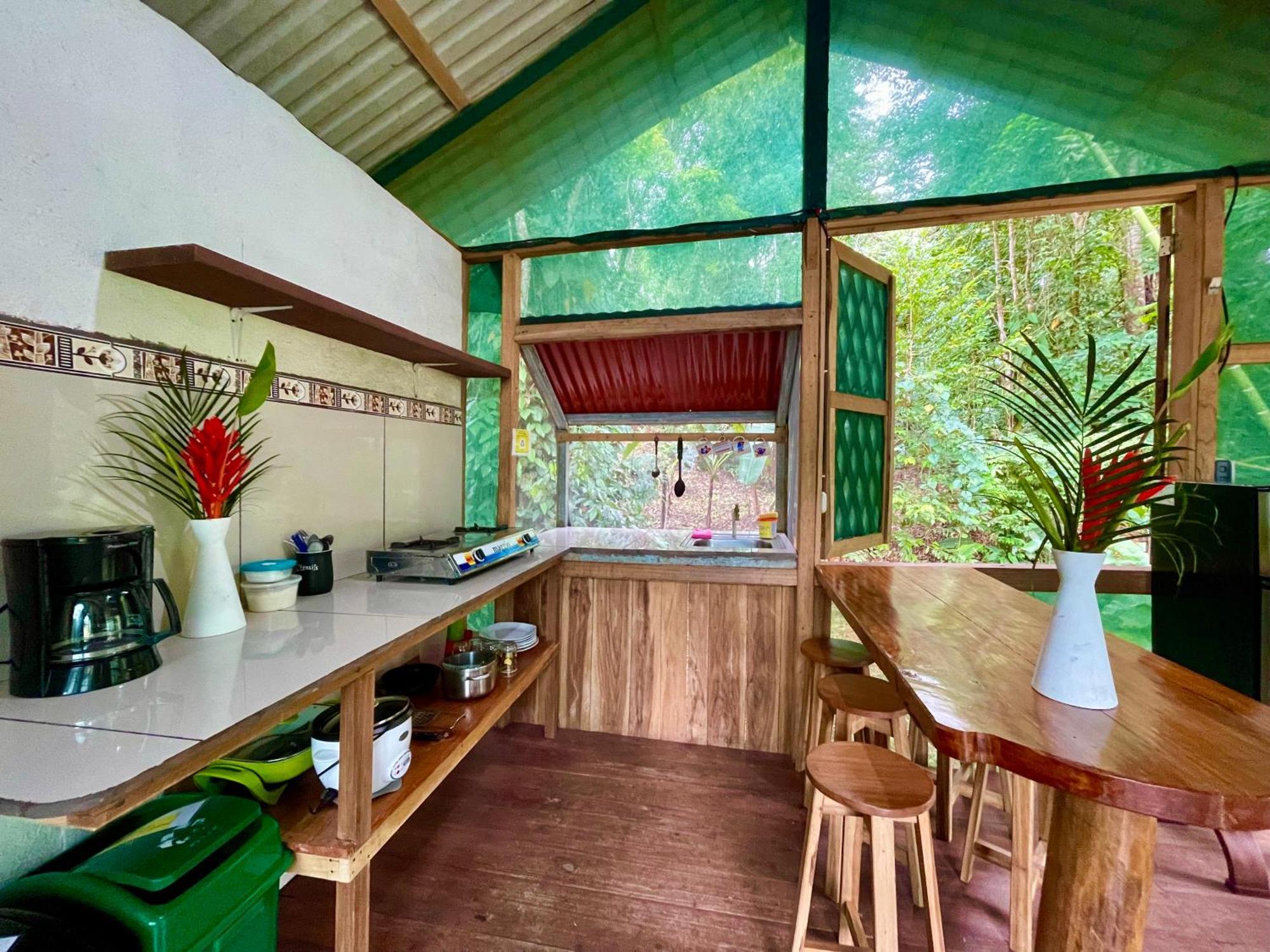 Alouatta Lodge And Canopy Cahuita Exterior photo